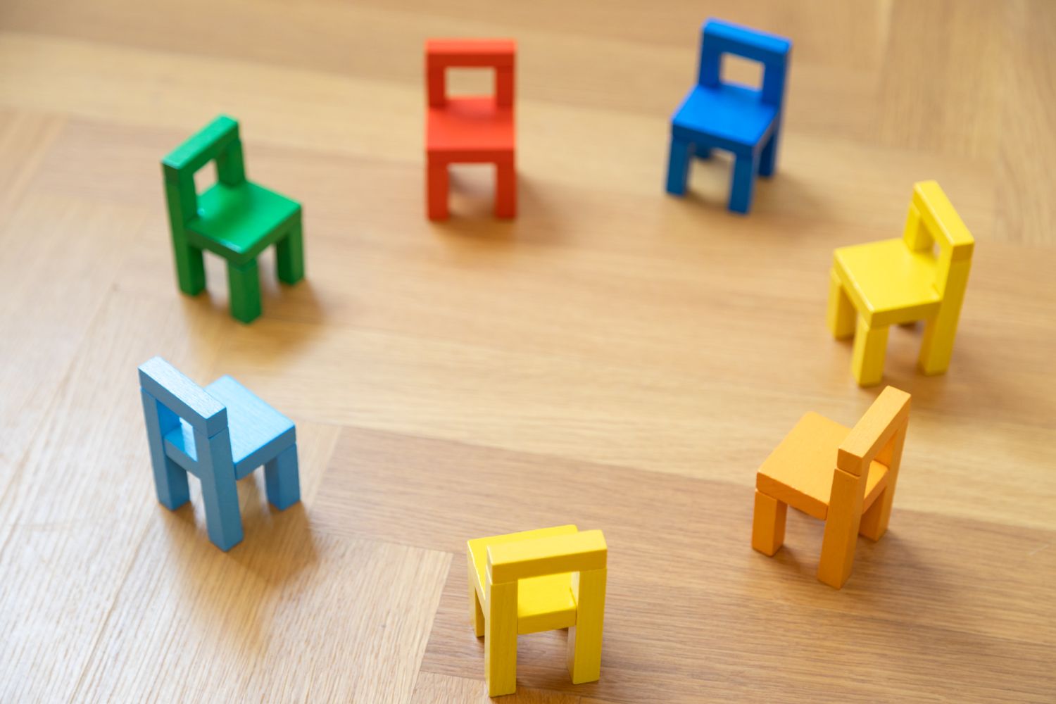 Supervision im Rhein-Main-Gebiet und online – Gruppenraum für Reflexion, Teamarbeit und berufliche Weiterentwicklung, auch zu Themen wie Sucht, Trauma und interkulturelle Fragen